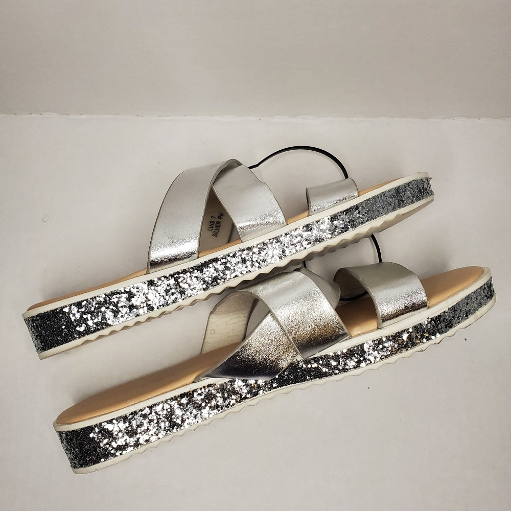 🆕️ Cute Silver Glitter Sandals, Size 7.